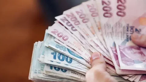 3.552 TL Emekli Maaş Farkı Ne Zaman Yatacak? SGK Ödeme Takvimi İçin Gözler Resmî Açıklamada